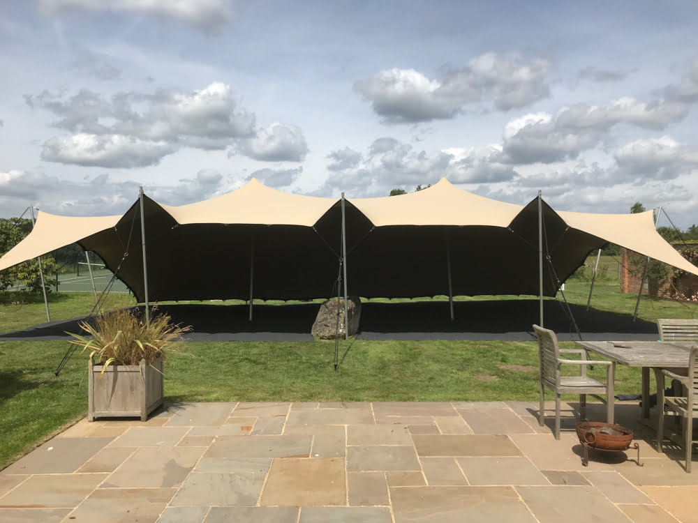 Overdekt terras voor restaurant of feest