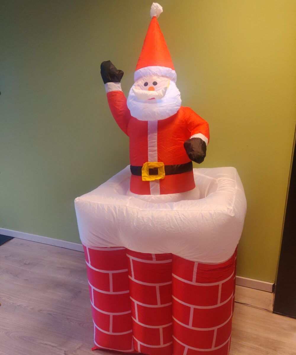 Opblaasbare kerstman in schoorsteen